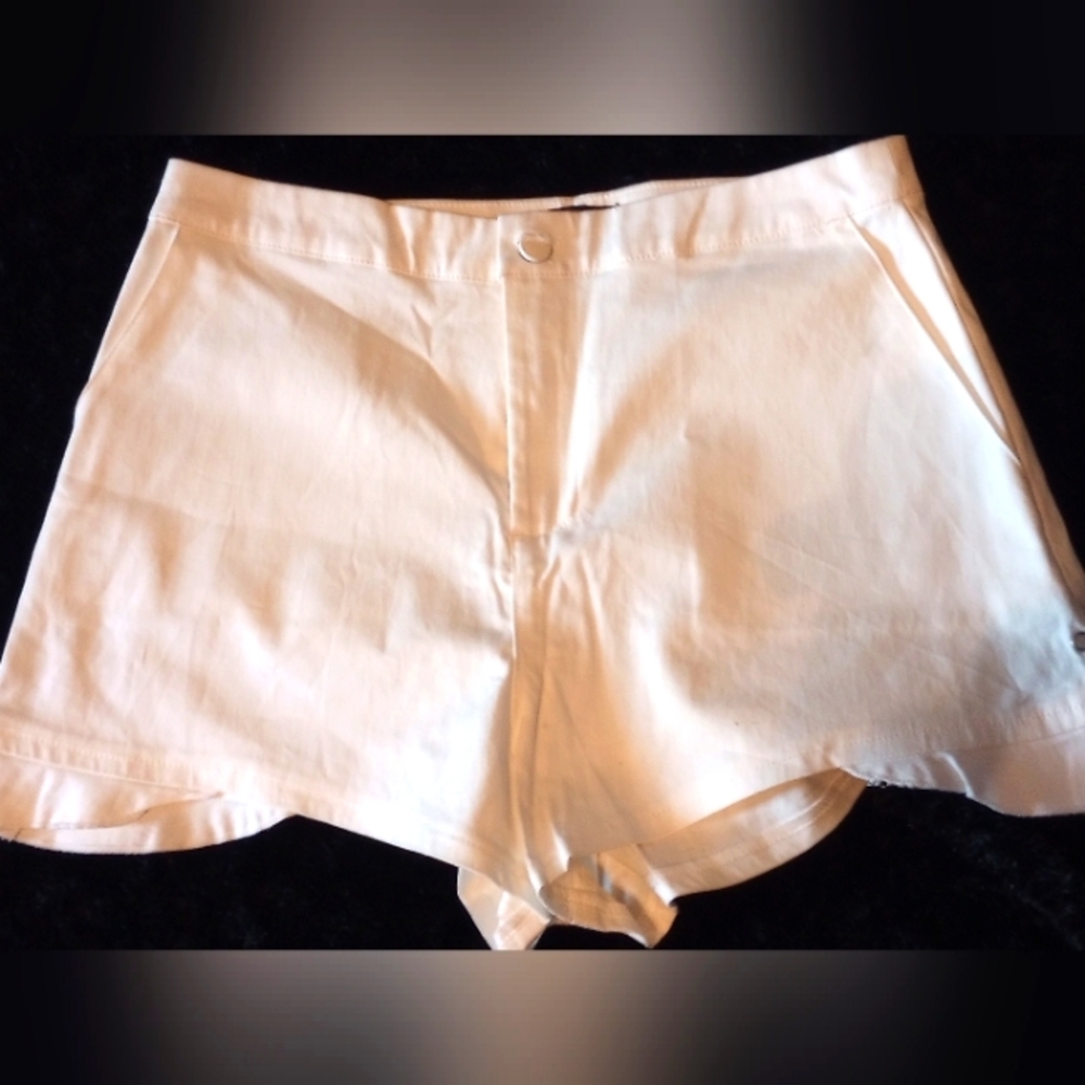Romeo and Juliet Couture Women's White Linen Shorts Size M